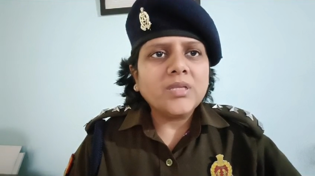 घटना की जानकारी देते एसीपी घटना की जानकारी देते एसीपी