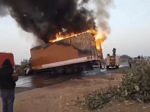 भीषण हादसे में दोनों वाहन जल उठे। भीषण हादसे में दोनों वाहन जल उठे।