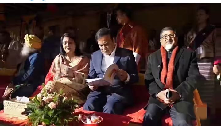 थिम्फू में 117वें राष्ट्रीय दिवस समारोह में शामिल असम के मुख्यमंत्री डॉ. हिमंत बिस्व सरमा और उनकी पत्नी रिनिकी भुइयां की तस्वीर। थिम्फू में 117वें राष्ट्रीय दिवस समारोह में शामिल असम के मुख्यमंत्री डॉ. हिमंत बिस्व सरमा और उनकी पत्नी रिनिकी भुइयां की तस्वीर।
