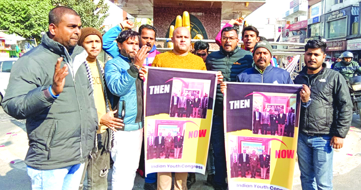 प्रदर्शन करते कांग्रेसी प्रदर्शन करते कांग्रेसी