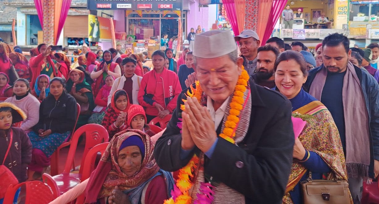 पोखरी मेले में पहुंचे पूर्व सीएम हरीश रावत।