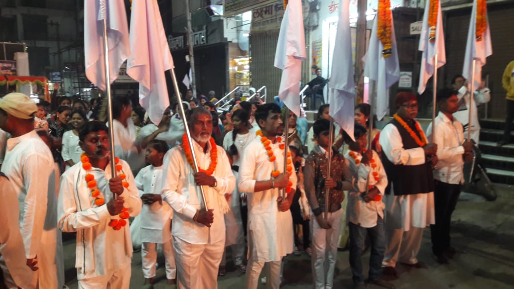 धमतरी शहर में सतनामी समाज ने निकाली शोभायात्रा। धमतरी शहर में सतनामी समाज ने निकाली शोभायात्रा।