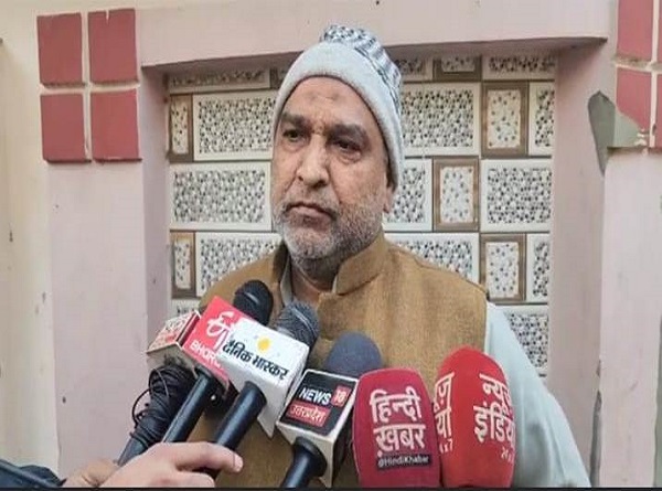 अवैध मकान तुड़वा रहे गृहस्वामी के बड़े भाई अकील अवैध मकान तुड़वा रहे गृहस्वामी के बड़े भाई अकील