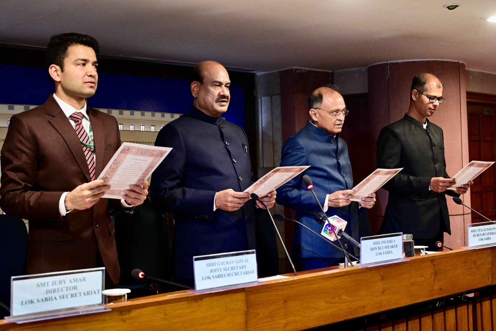लोकसभा अध्यक्ष श्री ओम बिरला ने भारतीय वन सेवा के 112 अधिकारी प्रशिक्षुओं के लिए संसदीय प्रक्रियाओं और प्रक्रियाओं में प्रशंसा पाठ्यक्रम के उद्घाटन के दौरान अधिकारी प्रशिक्षुओं को भारत के संविधान की प्रस्तावना पढ़ने के लिए नेतृत्व किया। लोकसभा अध्यक्ष श्री ओम बिरला ने भारतीय वन सेवा के 112 अधिकारी प्रशिक्षुओं के लिए संसदीय प्रक्रियाओं और प्रक्रियाओं में प्रशंसा पाठ्यक्रम के उद्घाटन के दौरान अधिकारी प्रशिक्षुओं को भारत के संविधान की प्रस्तावना पढ़ने के लिए नेतृत्व किया।