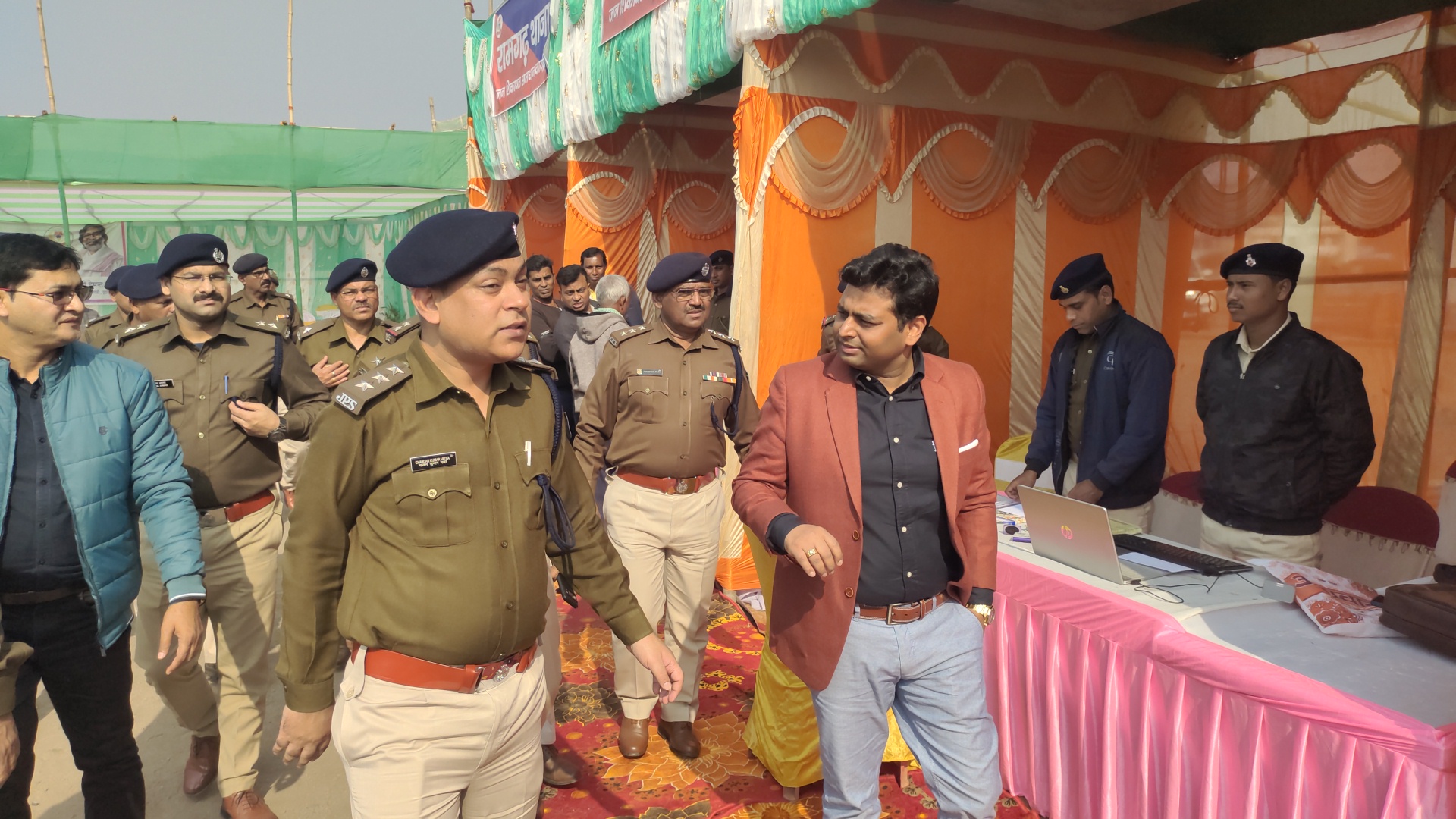 समाधान केंद्र में अधिकारियों से बात करते डीसी समाधान केंद्र में अधिकारियों से बात करते डीसी