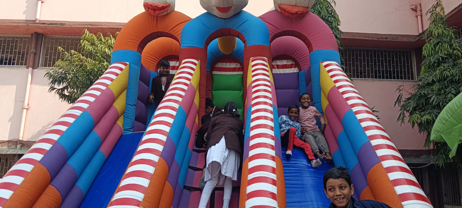मेले का आनंद लेते बच्चे मेले का आनंद लेते बच्चे