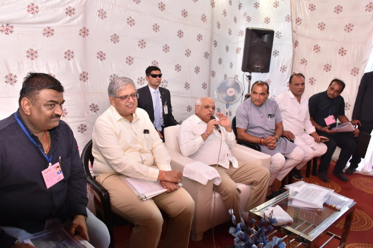 भावनगर की पालीताणा नगर पालिका में अधिकारियों-पदाधिकारियों से संवाद करते मुख्यमंत्री भूपेन्द्र पटेल। भावनगर की पालीताणा नगर पालिका में अधिकारियों-पदाधिकारियों से संवाद करते मुख्यमंत्री भूपेन्द्र पटेल।