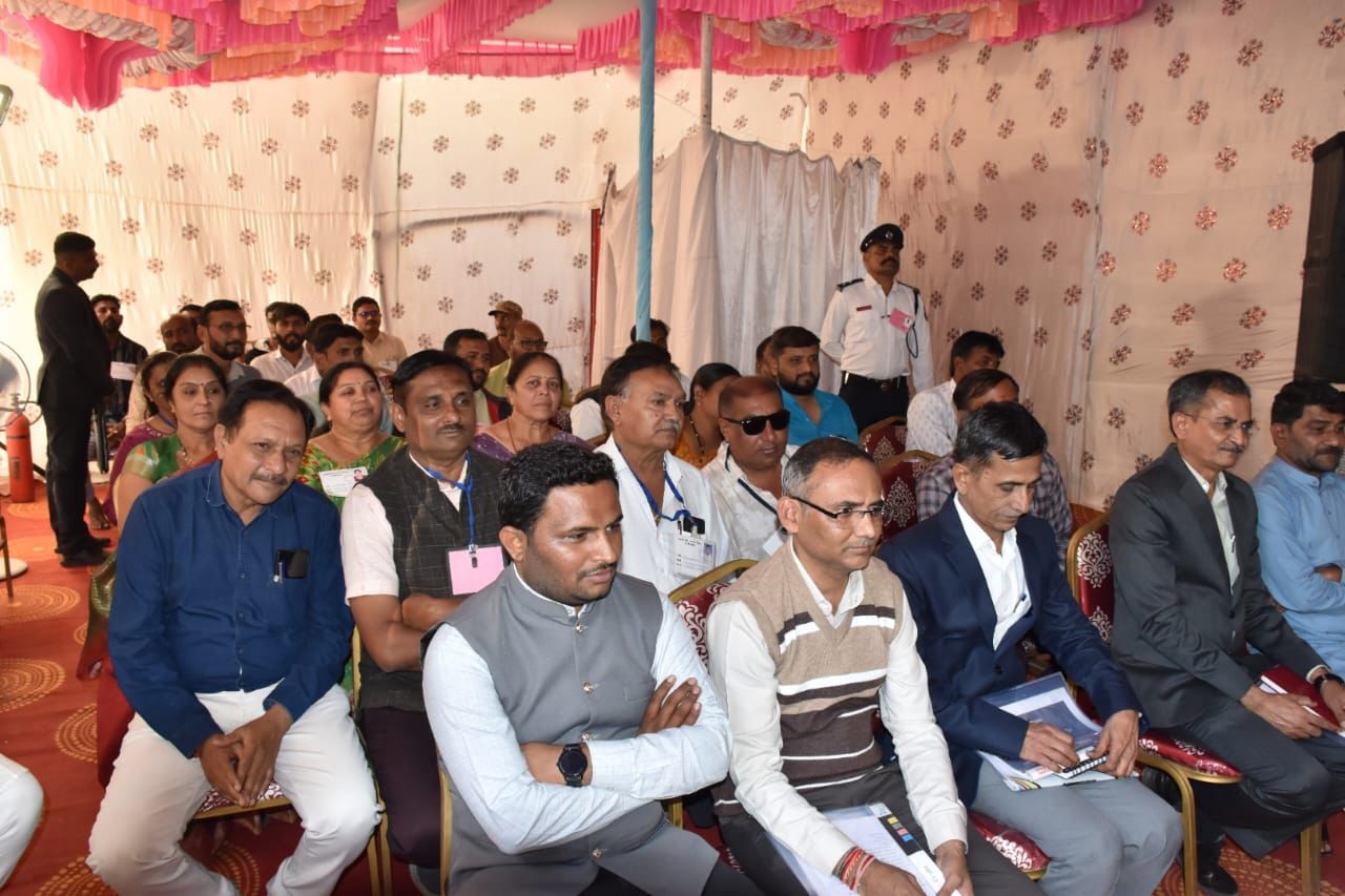 भावनगर की पालीताणा नगर पालिका में मुख्यमंत्री के साथ संवाद के दौरान मौजूद नगरपालिका के अधिकारी-कर्मचारी। भावनगर की पालीताणा नगर पालिका में मुख्यमंत्री के साथ संवाद के दौरान मौजूद नगरपालिका के अधिकारी-कर्मचारी।