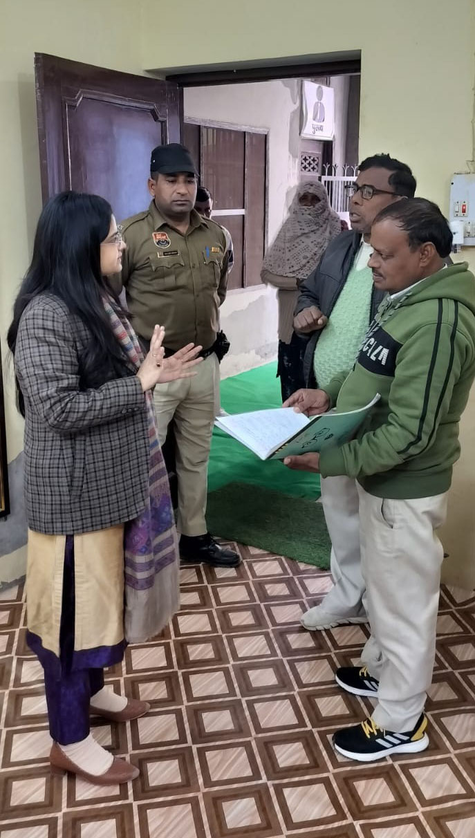 रैन बसेरा का निरीक्षण करने पहुंची एसडीएम डॉण् किरण सिंह। रैन बसेरा का निरीक्षण करने पहुंची एसडीएम डॉण् किरण सिंह।