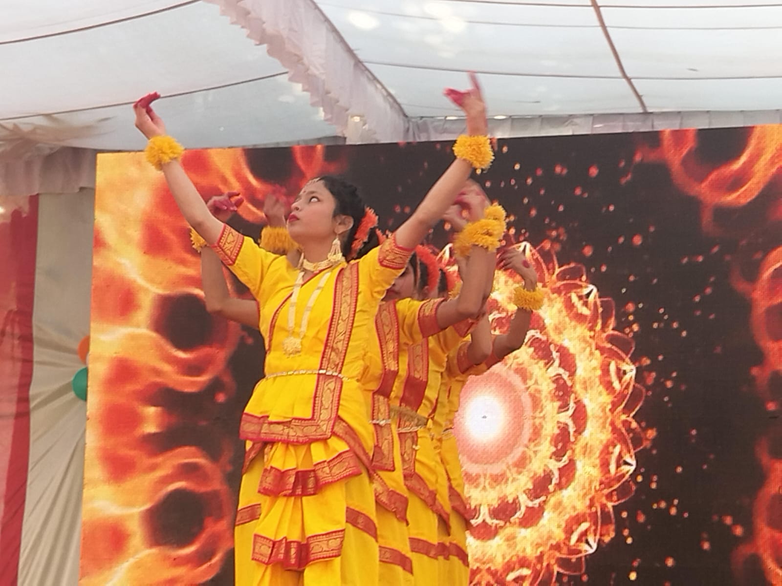 वार्षिकोत्सव में कार्यक्रम प्रस्तुत करती छात्राएं वार्षिकोत्सव में कार्यक्रम प्रस्तुत करती छात्राएं