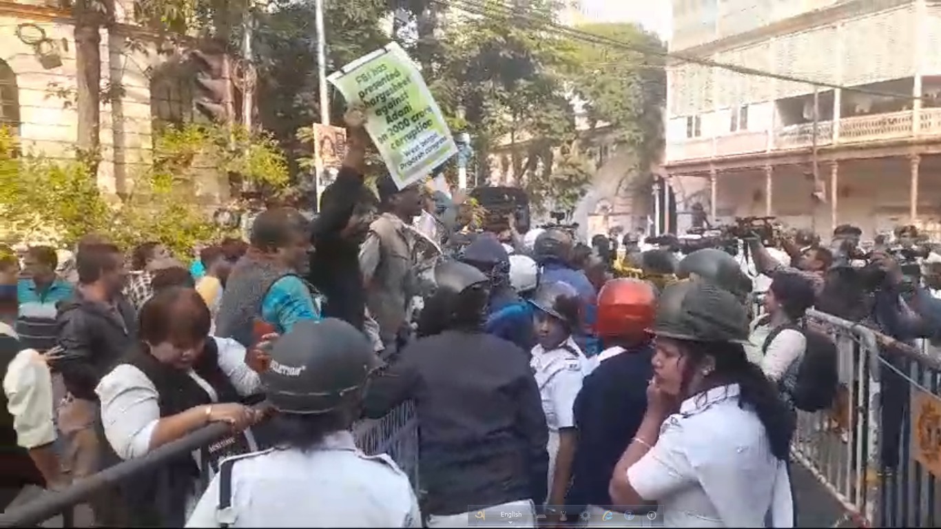 अडानी मुद्दे पर राजभवन में हंगामा, प्रदेश कांग्रेस अध्यक्ष गिरफ्तार अडानी मुद्दे पर राजभवन में हंगामा, प्रदेश कांग्रेस अध्यक्ष गिरफ्तार