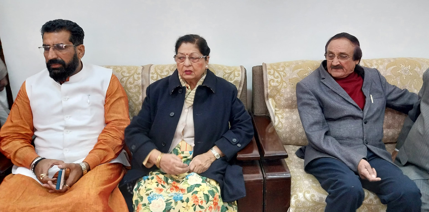 पत्रकारों से बातचीत करते हुए पूर्व विधायक प्रेमलता सिंह।