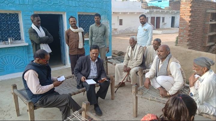घर-घर जाकर पात्र हितग्राहियों का पता लगा रहे हैं संपर्क दल घर-घर जाकर पात्र हितग्राहियों का पता लगा रहे हैं संपर्क दल