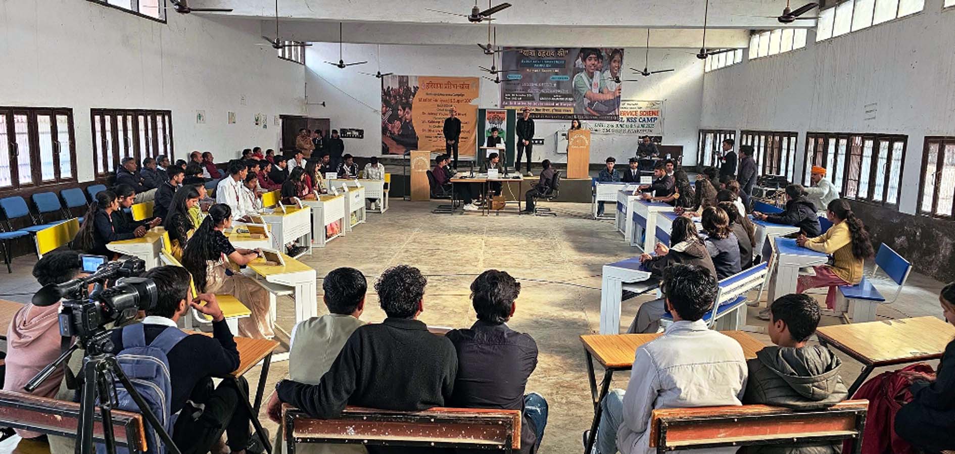 आदमपुर: माडल संस्कृति विद्यालय में युवा संसद प्रतियोगिता में भाग लेते विद्यार्थी। आदमपुर: माडल संस्कृति विद्यालय में युवा संसद प्रतियोगिता में भाग लेते विद्यार्थी।