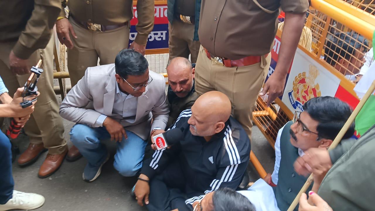 संड़क पर बैठे कांग्रेस प्रदेश अध्यक्ष संड़क पर बैठे कांग्रेस प्रदेश अध्यक्ष