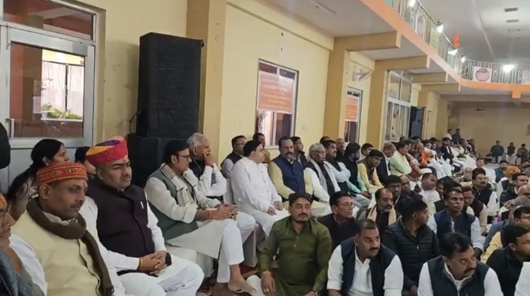तीर्थराज पुष्कर सरोवर के घाट पर अपनी माताजी के लिए पिंडदान तर्पण कर्म करके चंद्रशेखर ने करवाया 21 कन्याओं को भोजन तीर्थराज पुष्कर सरोवर के घाट पर अपनी माताजी के लिए पिंडदान तर्पण कर्म करके चंद्रशेखर ने करवाया 21 कन्याओं को भोजन