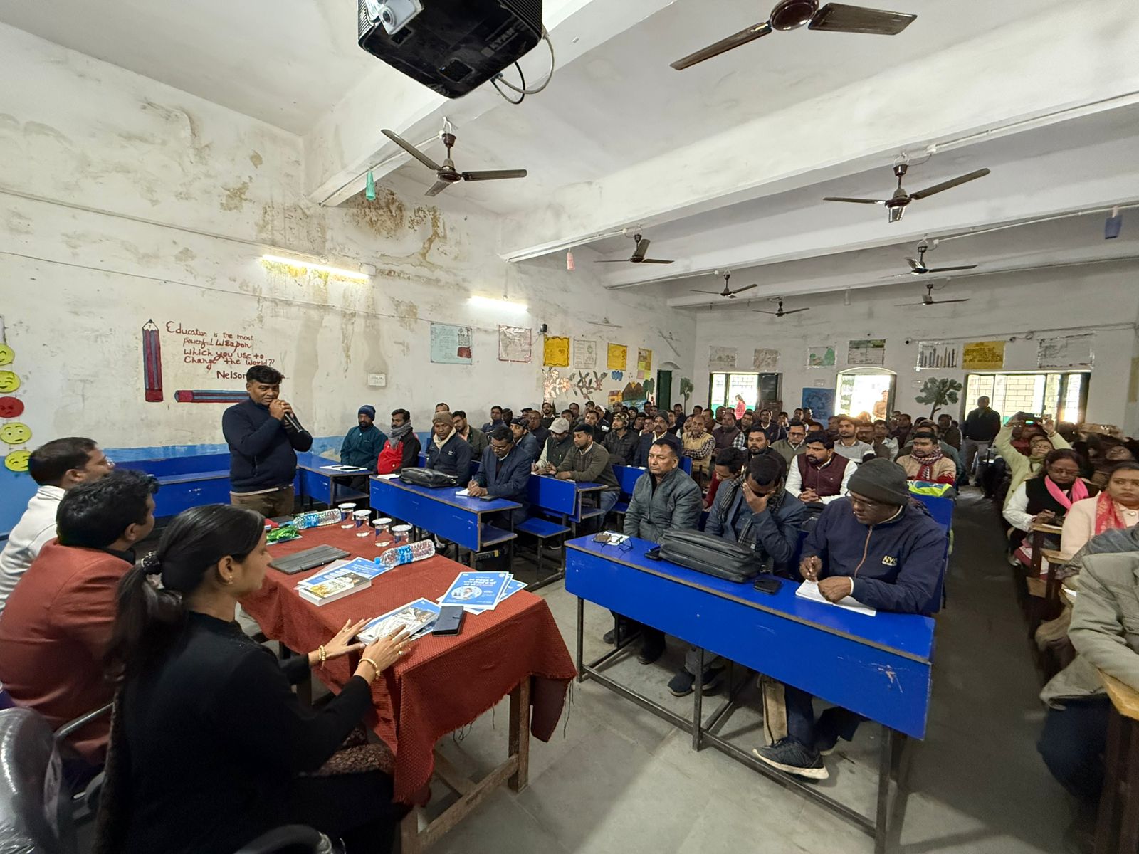 हाईटेक क्लास में मौजूद बच्चे हाईटेक क्लास में मौजूद बच्चे