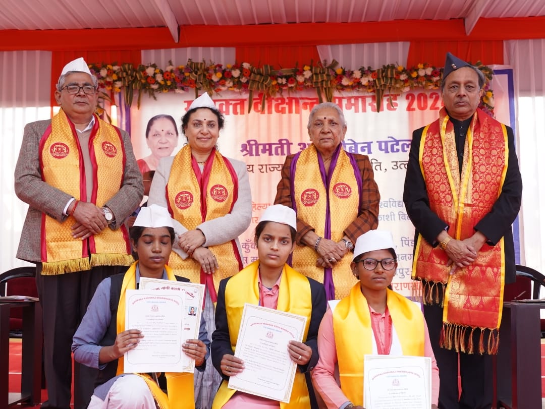 दीक्षांत समारोह में राज्यपाल: फोटो बच्चा गुप्ता