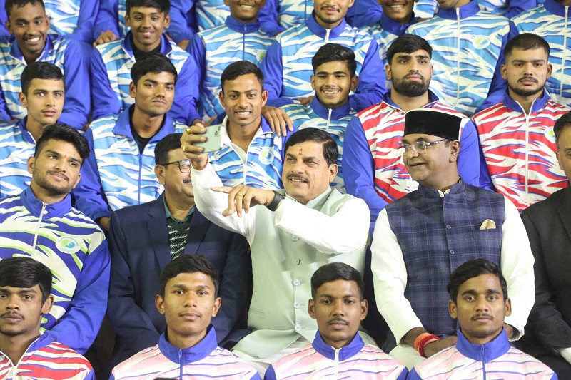 मुख्यमंत्री डॉ. मोहन यादव ने टीटी नगर स्टेडियम में खिलाड़ियों के साथ सेल्फी ली। मुख्यमंत्री डॉ. मोहन यादव ने टीटी नगर स्टेडियम में खिलाड़ियों के साथ सेल्फी ली।