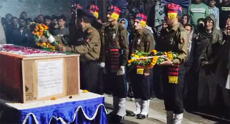 18 Snp-4 सोनीपत: सैनिक सम्मान के साथ सिपाही विकास कीअंत्येष्टि में शामिल सैनिक 18 Snp-4 सोनीपत: सैनिक सम्मान के साथ सिपाही विकास कीअंत्येष्टि में शामिल सैनिक
