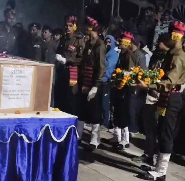 18 Snp-4 सोनीपत: सैनिक सम्मान के साथ सिपाही विकास कीअंत्येष्टि में शामिल सैनिक 18 Snp-4 सोनीपत: सैनिक सम्मान के साथ सिपाही विकास कीअंत्येष्टि में शामिल सैनिक