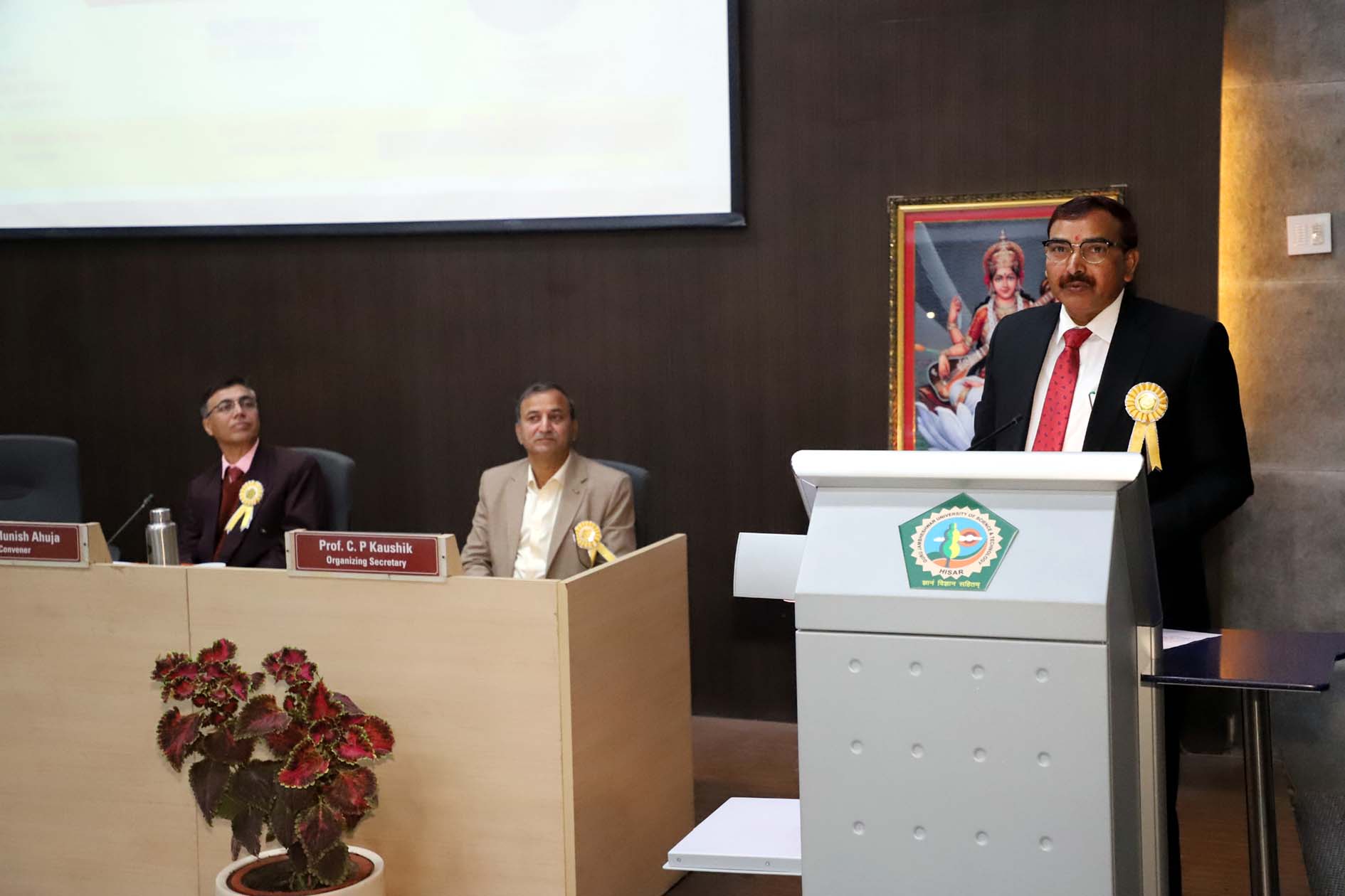 कार्यशाला को संबोधित करते कुलपति प्रो. नरसी राम बिश्नोई। कार्यशाला को संबोधित करते कुलपति प्रो. नरसी राम बिश्नोई।