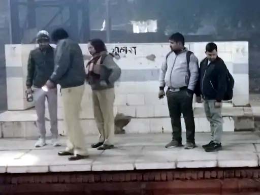 मामले की छानबीन करती जीआरपी। मामले की छानबीन करती जीआरपी।