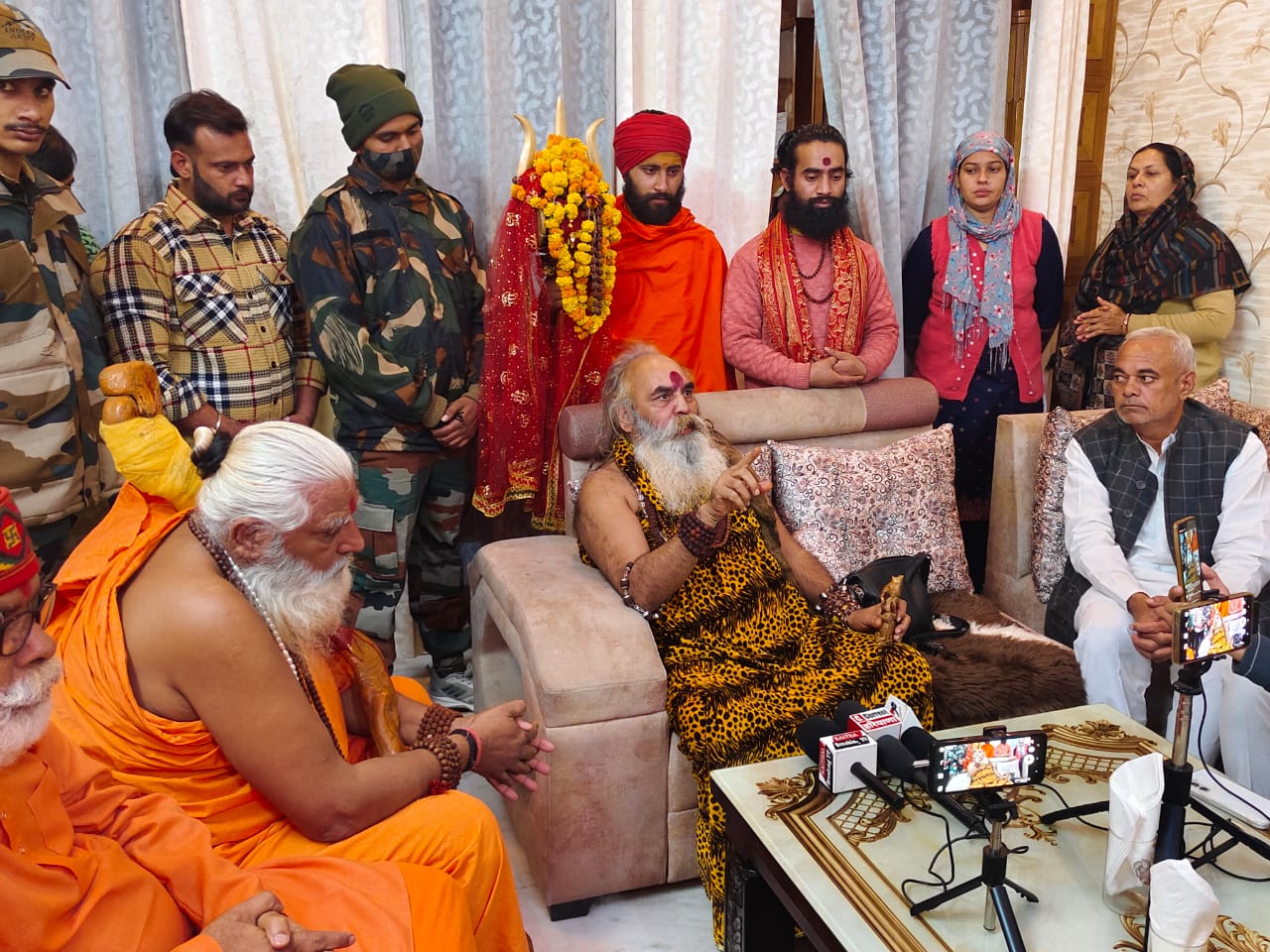 यज्ञ सम्राट हरिओम महाराज जानकारी देते हुए यज्ञ सम्राट हरिओम महाराज जानकारी देते हुए