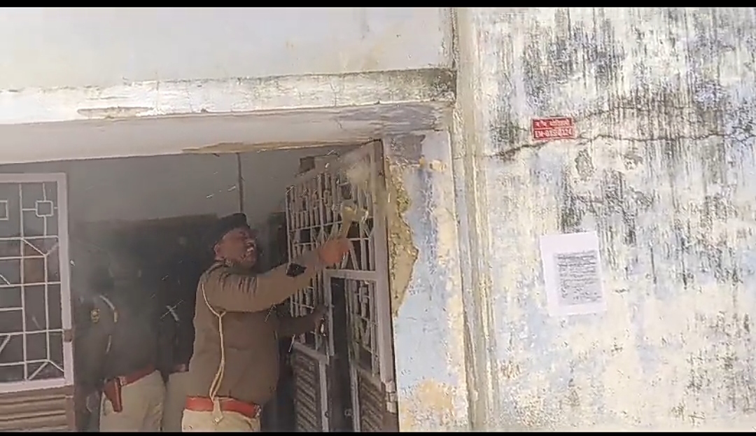 कुर्की अभियान में जुटी पुलिस कुर्की अभियान में जुटी पुलिस