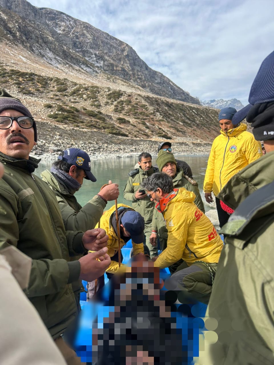 पर्यटक के शव को पर्यटक के शव को