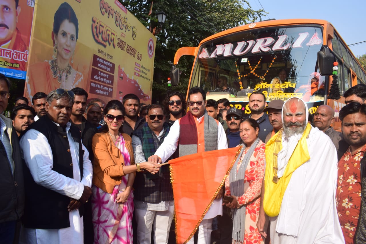 सनातन सांस्कृतिक यात्रा को झंडी दिखाकर रवाना करती हरिप्रिया भार्गव सनातन सांस्कृतिक यात्रा को झंडी दिखाकर रवाना करती हरिप्रिया भार्गव