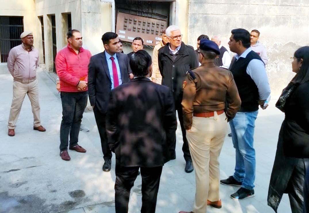 जिला एवं सत्र न्यायाधीश संदीप गर्ग व डीसी विक्रम सिंह नीमका जेल का निरीक्षण करते हुए जिला एवं सत्र न्यायाधीश संदीप गर्ग व डीसी विक्रम सिंह नीमका जेल का निरीक्षण करते हुए