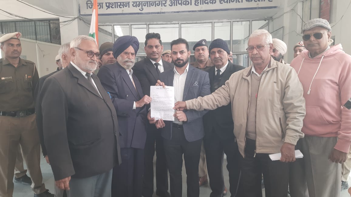 ज्ञापन देते हुए अधिवक्ता ज्ञापन देते हुए अधिवक्ता