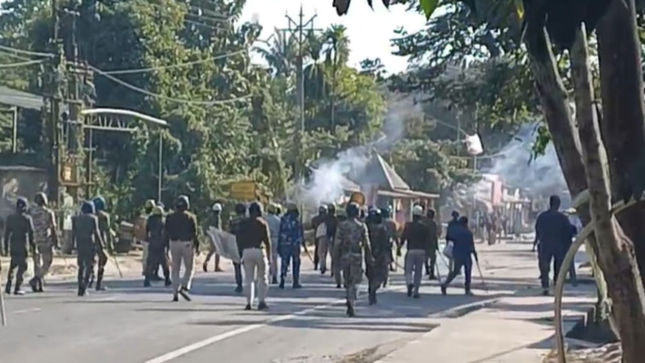 रणक्षेत्र बना मयनागुड़ी, पुलिस की गाड़ी में तोड़फोड़ के बाद लगाई आग