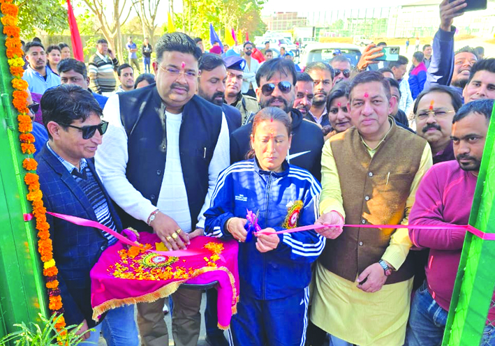 उद्घाटन करते हुए उद्घाटन करते हुए