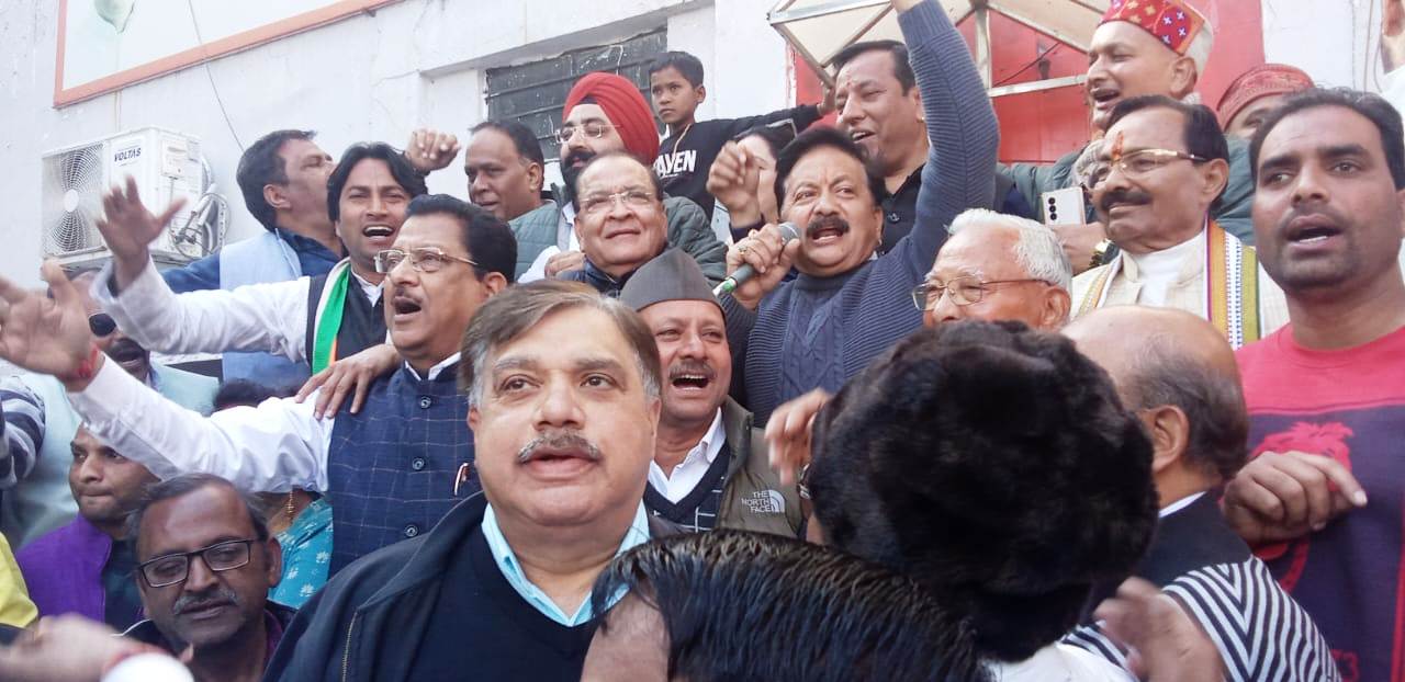 राजभवन मार्च के दाैरान नारेबाजी करते प्रदेश कांग्रेस अध्यक्ष करन माहरा व अन्य। राजभवन मार्च के दाैरान नारेबाजी करते प्रदेश कांग्रेस अध्यक्ष करन माहरा व अन्य।