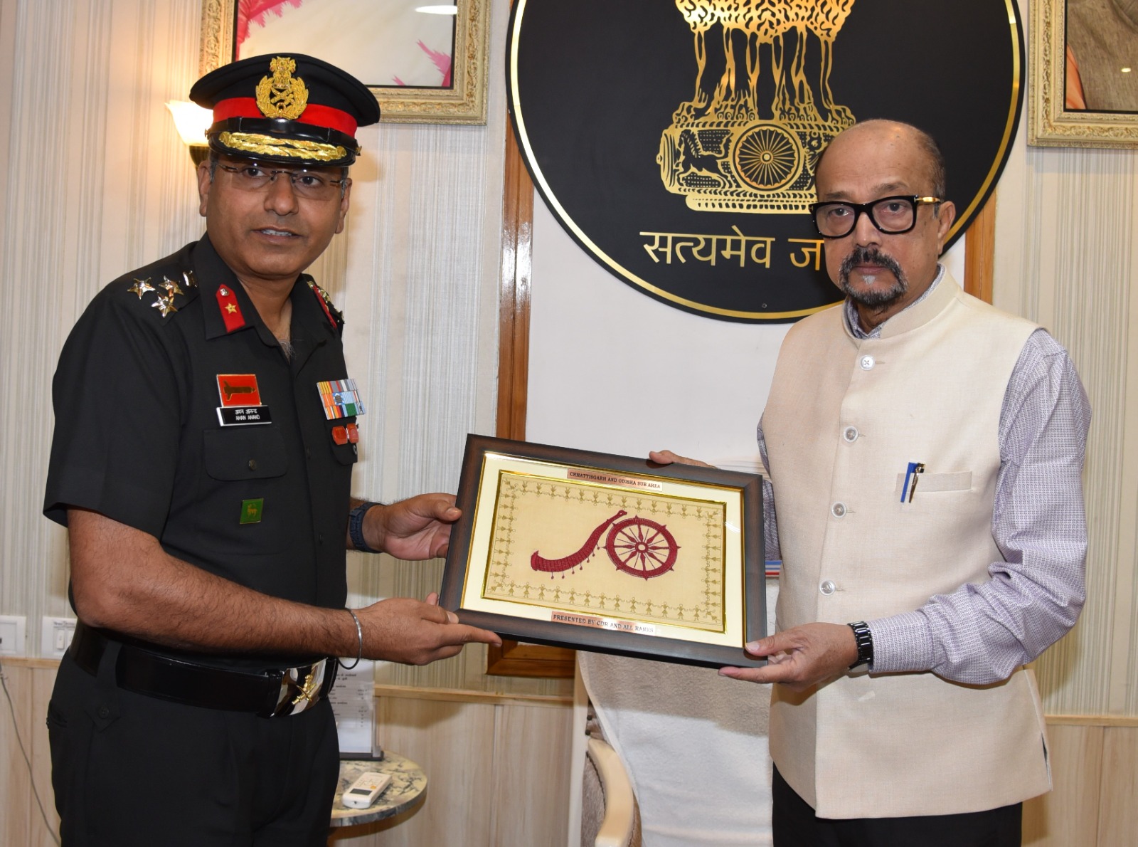राज्यपाल से छत्तीसगढ़ व ओडिशा सैनिक उप क्षेत्र कमांडर ब्रिगेडियर आनंद की भेंट राज्यपाल से छत्तीसगढ़ व ओडिशा सैनिक उप क्षेत्र कमांडर ब्रिगेडियर आनंद की भेंट