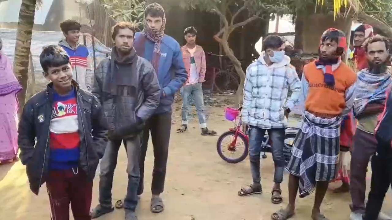 गांव में घुसा हाथियों का झुंड, जमकर मचाया उत्पात गांव में घुसा हाथियों का झुंड, जमकर मचाया उत्पात