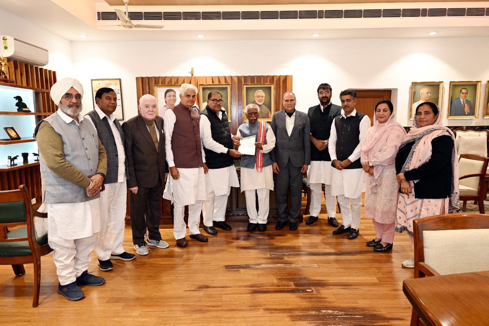 हरियाणा के राज्यपाल बंडारू दत्तात्रेय काे ज्ञापन देता इनेलाे प्रतिनिधिमंडल हरियाणा के राज्यपाल बंडारू दत्तात्रेय काे ज्ञापन देता इनेलाे प्रतिनिधिमंडल