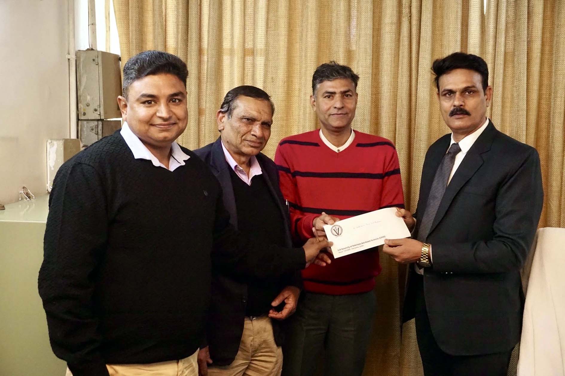 पदोन्नति अवसर पर उपस्थित दोनों कर्मचारी व अधिकारी। पदोन्नति अवसर पर उपस्थित दोनों कर्मचारी व अधिकारी।