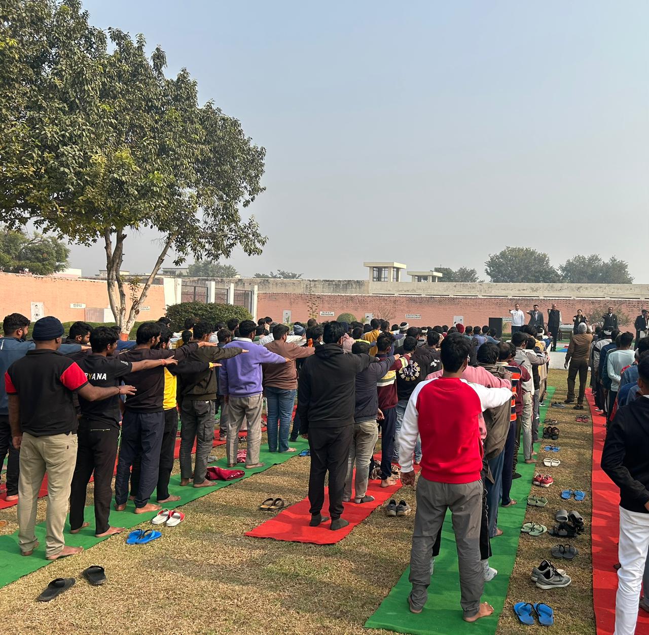 फोटो कैप्शनः 18 आरटीकेः 2 जिला कारागार में लगी अदालत के बाद नशा न करने को लेकर शपथ लेते हुए कैदी। --------- फोटो कैप्शनः 18 आरटीकेः 2 जिला कारागार में लगी अदालत के बाद नशा न करने को लेकर शपथ लेते हुए कैदी। ---------