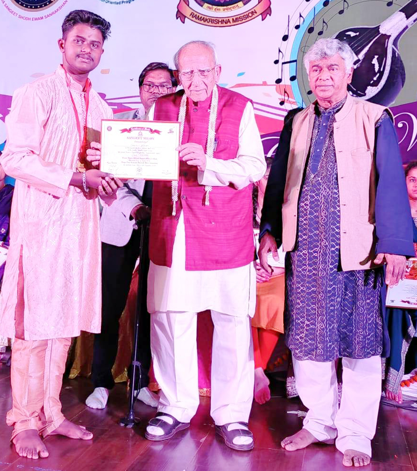 पुरस्कार प्राप्त करते सितार वादक हर्षित कुमार। पुरस्कार प्राप्त करते सितार वादक हर्षित कुमार।