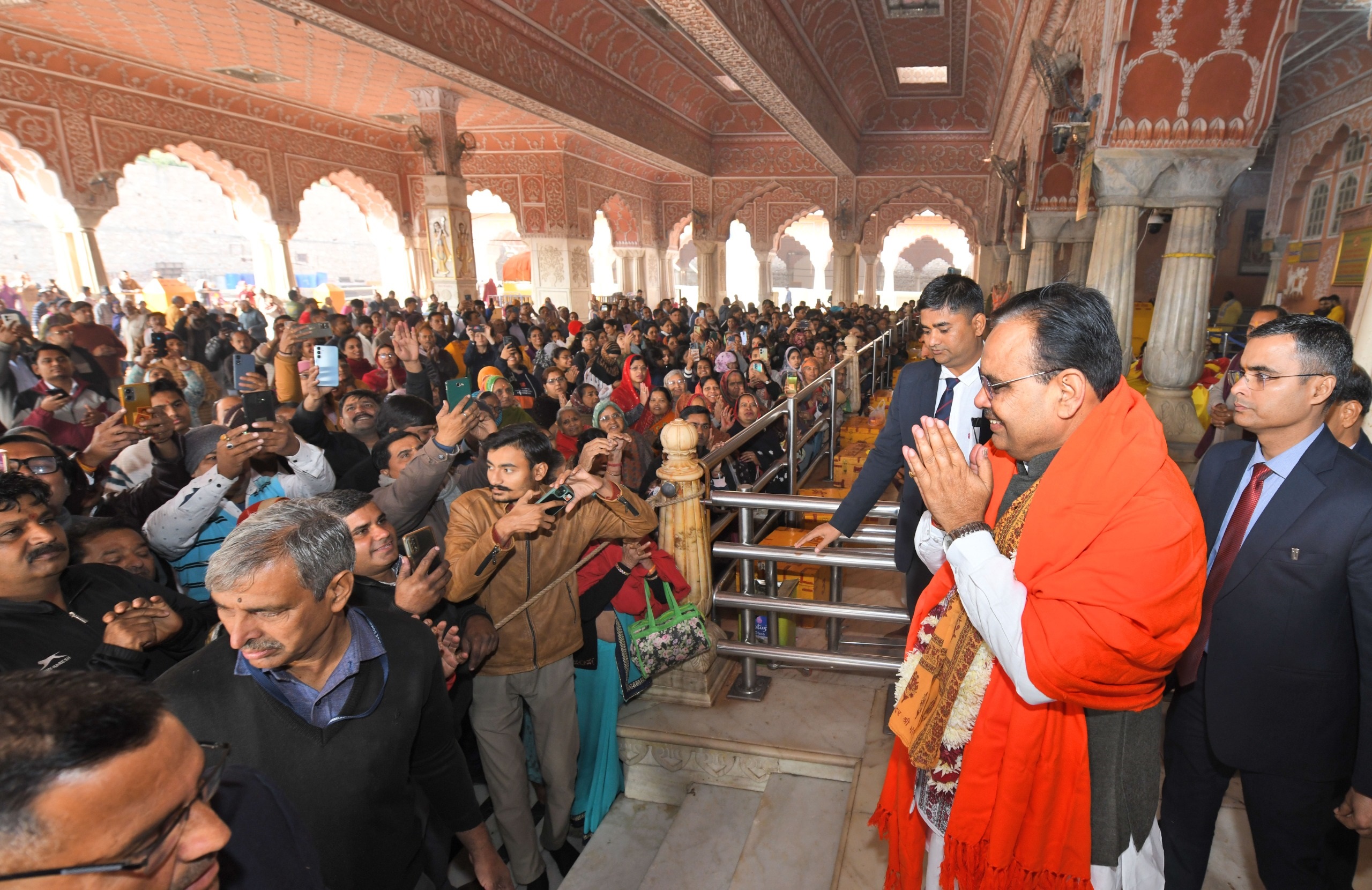 गोविन्ददेवजी मंदिर में आमजन का अभिवादन करते सीएम। गोविन्ददेवजी मंदिर में आमजन का अभिवादन करते सीएम।