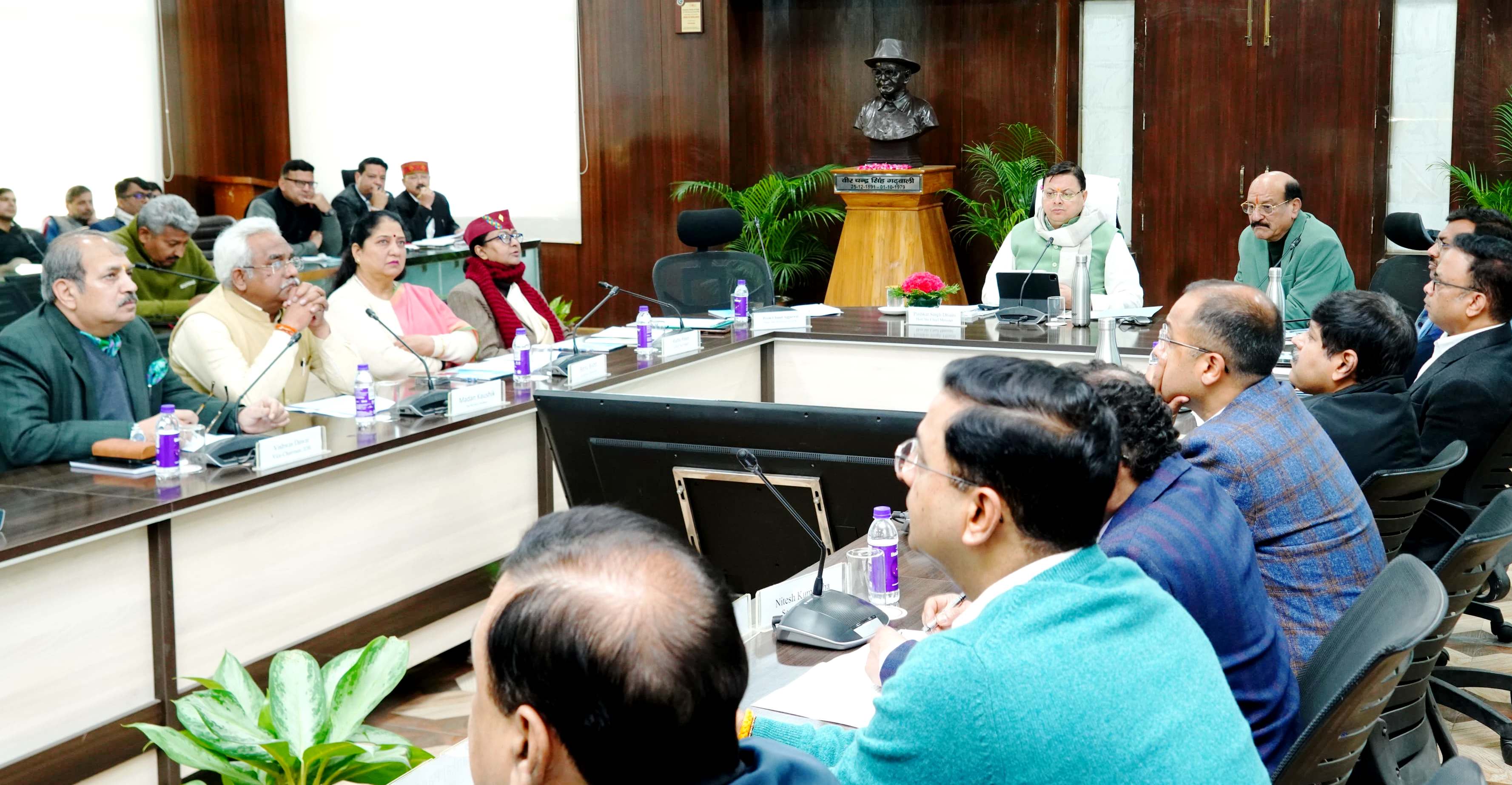 बैठक करते मुख्यमंत्री पुष्कर सिंह धामी । बैठक करते मुख्यमंत्री पुष्कर सिंह धामी ।