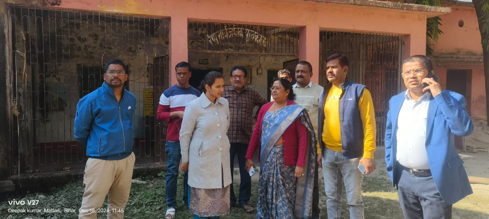 अररिया फोटो:एसडीएम और अन्य पुस्तकालय परिसर का जायजा लेते अररिया फोटो:एसडीएम और अन्य पुस्तकालय परिसर का जायजा लेते