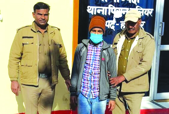 पुलिस गिरफ्त में आरोपित पुलिस गिरफ्त में आरोपित