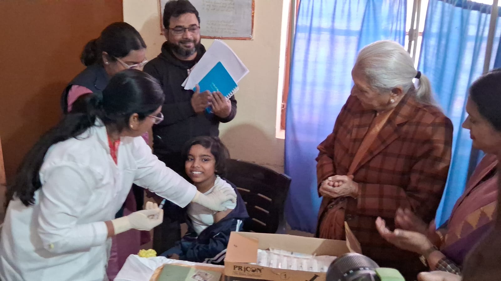 किशोरियों को टीकाकरण के लिए प्रोत्साहित करती राज्यपाल: फोटो बच्चा गुप्ता किशोरियों को टीकाकरण के लिए प्रोत्साहित करती राज्यपाल: फोटो बच्चा गुप्ता