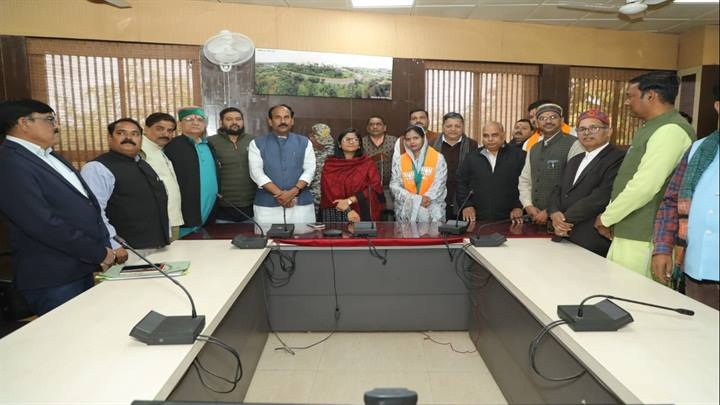ग्वालियरः कलेक्टर ने नवनिर्वाचित पार्षद अंजली पलैया को दिलाई शपथ ग्वालियरः कलेक्टर ने नवनिर्वाचित पार्षद अंजली पलैया को दिलाई शपथ