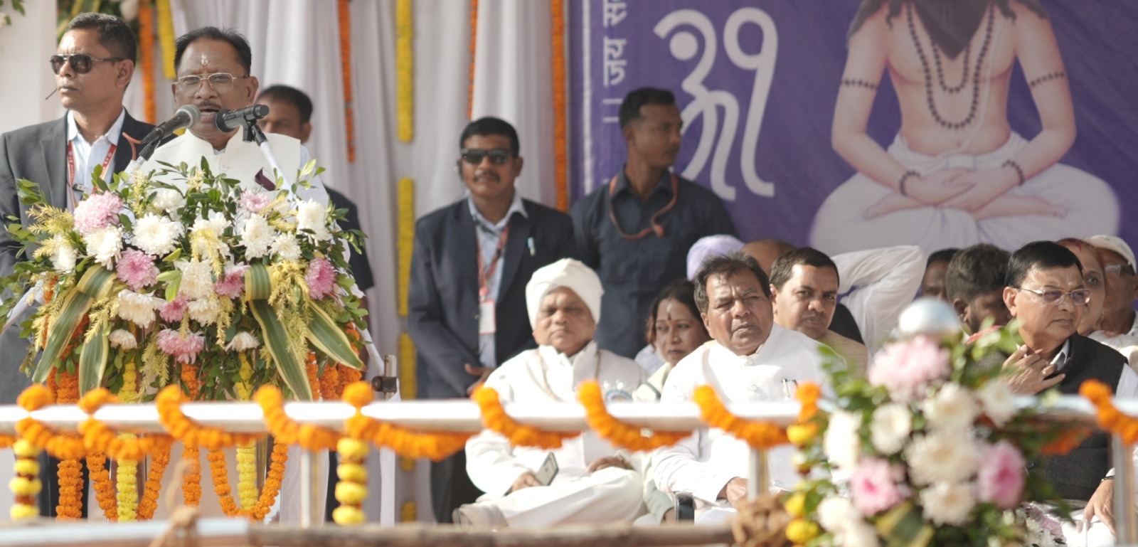 महान संत बाबा घासीदास ने ऊंच-नीच मिटाकर मानव को एक रहने का संदेश दिया महान संत बाबा घासीदास ने ऊंच-नीच मिटाकर मानव को एक रहने का संदेश दिया