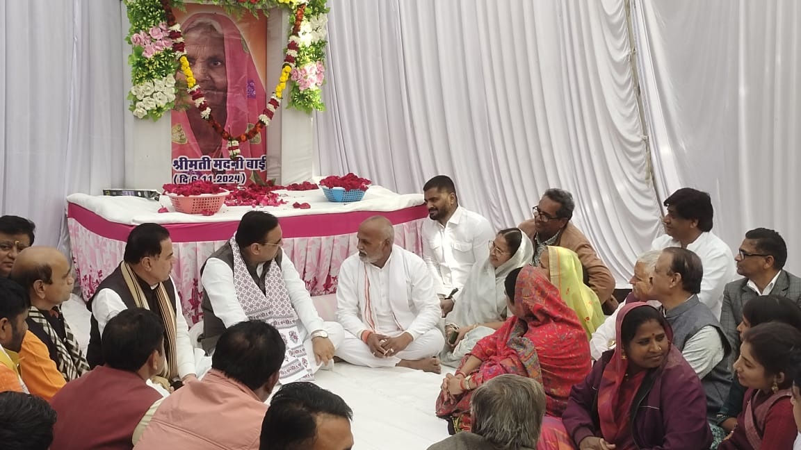 श्रद्धांजलि अर्पित करते मुख्यमंत्री श्रद्धांजलि अर्पित करते मुख्यमंत्री